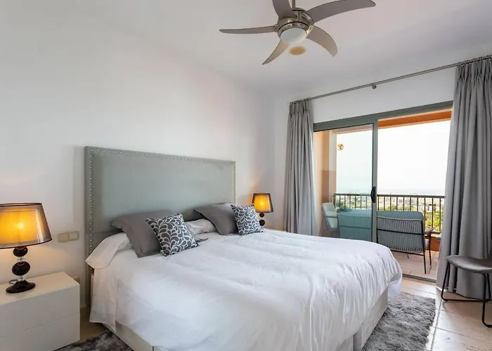 Royal Apartment W/Shared Pool, Terrace &A/C
