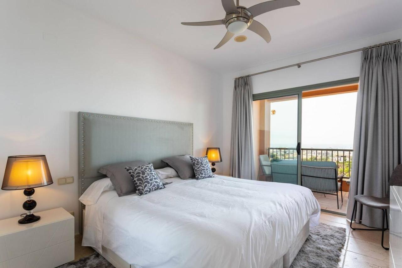Royal W/shared Pool, Terrace &a/c Apartament Malaga